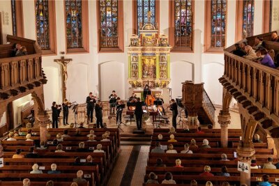 Sport und Kultur auch zum Jahreswechsel - In der Peniger Stadtkirche, hier bei einem Auftritt von Musikern der Vogtland Philharmonie, ist am Samstag ein Orgelkonzert geplant. Foto: Mario Hösel/Archiv