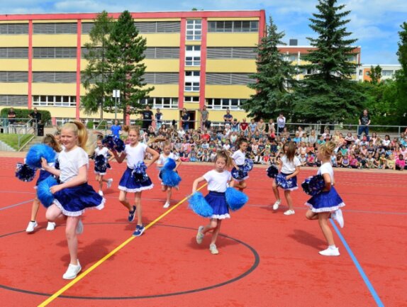 Sport und Spiel ganz nach den Wünschen der Kinder - Zur Einweihung des Sportplatzes der Bernhard-Schmidt-Grundschule in Mittweida zeigte die neue Cheerleadergruppe ihr Können. Rund 630.000 Euro hat die Sanierung der Anlage gekostet. 