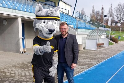 Sportbund Mittelsachsen prangert steigende Kosten für Vereine an - KSB-Chef Benjamin Kahlert mit Maskottchen Fredi Wolf.