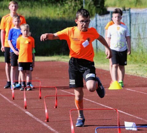 Sportfest für die Vorbilder von morgen - Geburtstagskind Enzo Reißig gab beim Minihürdenlauf alles. Die WSG Schwarzenberg-Wildenau begrüßte bei ihrem traditionellen Wettkampf zum Kindertag rund 80 Mädchen und Jungen.