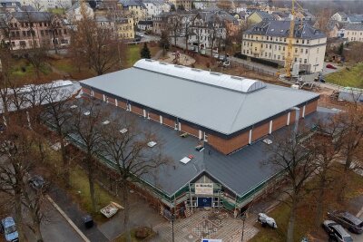 Sporthalle in Rodewisch öffnet Ende Februar wieder - Das  aus den 1990er Jahren stammende Gebäude wird derzeit energetisch saniert. 