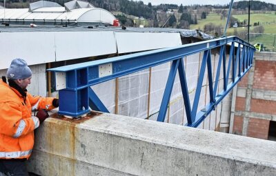 Sporthallen-Anbau am Klingenthaler Wintersport-Campus erhält sein Dach - 