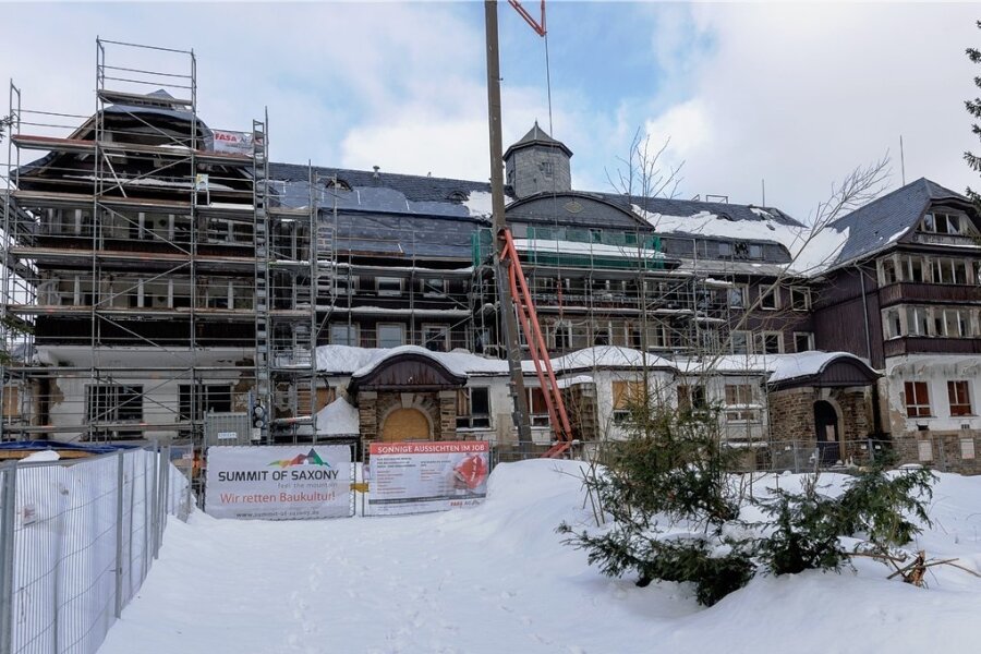 Sporthotel-Rettung in Oberwiesenthal: Jetzt geht's los - Jeder kann sehen, dass sich am alten Sporthotel etwas tut. Das denkmalgeschützte Gebäude wurde weitgehend beräumt und zum Teil entkernt, das Dach gesichert. 