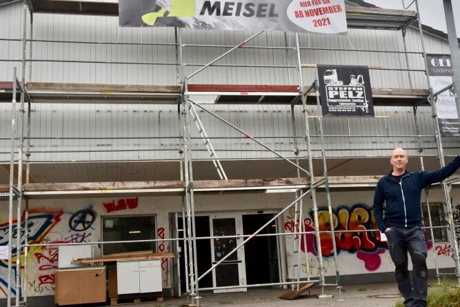 Sportladen zieht in ehemaligen Supermarkt um - Steve Meisel vor seinem künftigen Domizil: Der frühere Plus-Einkaufsmarkt steht seit Jahren leer und ist von Vandalismus gezeichnet. 