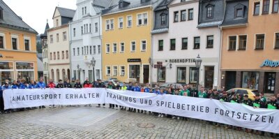 Sportler appellieren an Politiker - Unter dem Motto "Amateursport ist kein privates Treffen" haben Fußballvereine aus der Region am Sonnabend in Schwarzenberg um die Fortsetzung des Spiel- und Trainingsbetriebs gekämpft. 