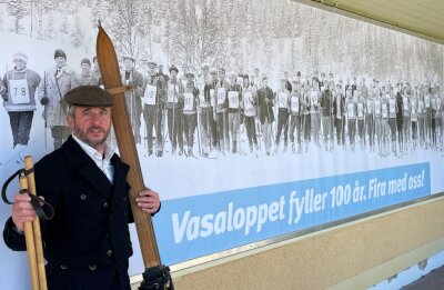 Sportler aus Geyer bei historischem Wasalauf dabei: Auf uralten Skiern durch Schweden - Andreas Fischer zur Jubiläums-Wasalauf-Veranstaltung 2022 - hier vor dem Plakat mit den Teilnehmern des 1. Vasaloppet am 19. März 1922. 