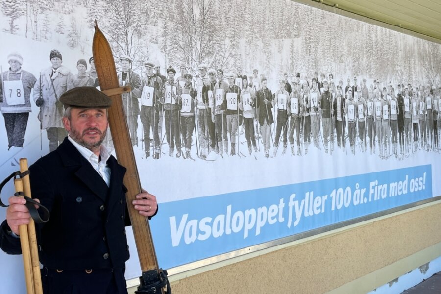 Sportler aus Geyer bei historischem Wasalauf dabei: Auf uralten Skiern durch Schweden - Andreas Fischer zur Jubiläums-Wasalauf-Veranstaltung 2022 - hier vor dem Plakat mit den Teilnehmern des 1. Vasaloppet am 19. März 1922. 