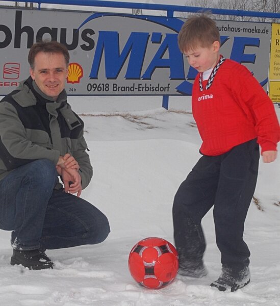 Sportler halten den Ball hoch - 
              <p class="artikelinhalt">Der Vorsitzende des LSV, Jens Härtig (links), mit Moritz Weißgerber von der F-Jugend in Großhartmannsdorf. </p>
            