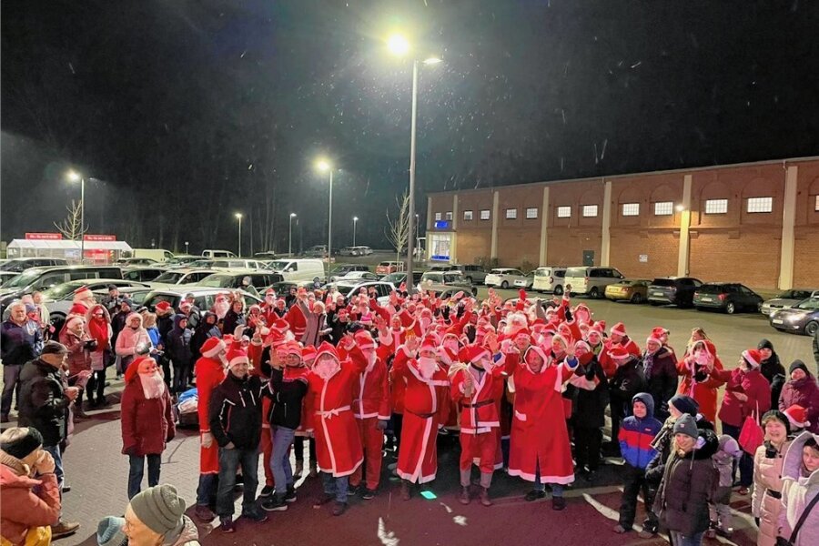 Sportler lassen in Flöha Weihnachtsmänner singen und gewinnen 500 Euro - Der TKV Flöha hat sogar mehr als 50 singende Weihnachtsmänner mobilisiert und damit 500 Euro gewonnen. 
