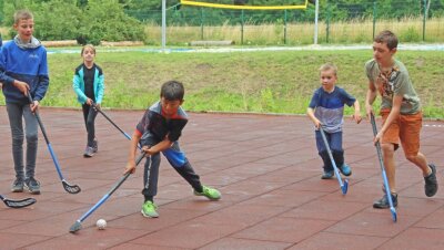 Sportliche Vielfalt ist Trumpf beim Freizeitspaß im Muldepark - Unihockey (Floorball) zählt zu den beliebtesten Angeboten für Gruppen im Muldepark.