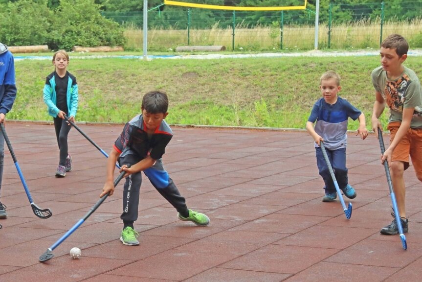 Unihockey (Floorball) zählt zu den beliebtesten Angeboten für Gruppen im Muldepark.