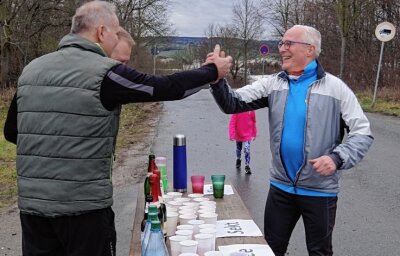 Sportlicher Jahresabschluss ohne Zeitnahme - Silvesterlauf-Organisator Ulrich Reinel (rechts) läuft stets mit und begrüßt hier René Ebert und Jens Petri an deren Getränkestützpunkt. 