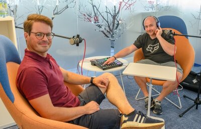 Joseph Heß aus Chemnitz (links) ist in diesem Sommer den Rhein von der Quelle bis zur Mündung geschwommen. Im Podcast "Laktatsachen" hat er mit "Freie Presse"-Sportredakteur Thomas Reibetanz über dieses Abenteuer gesprochen. 
