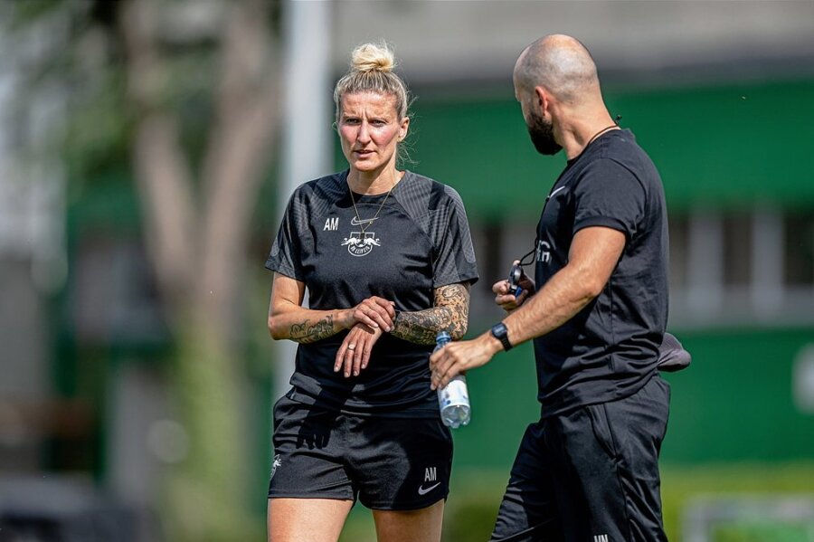 Seit 2021 arbeitet Ex-Weltklassestürmerin Anja Mittag im Trainerteam von Zweitligist RB Leipzig und kümmert sich um die Offensivabteilung. 