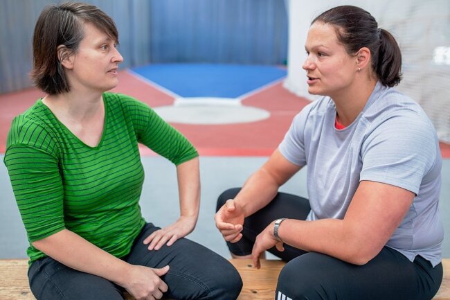 Psychologin Grit Reimann (l.) arbeitet seit mehreren Jahren mit Kugelstoß-Weltmeisterin Christina Schwanitz zusammen. Neben regelmäßigen Gesprächen gehören auch Besuche während des Trainings zum gemeinsamen Programm. 