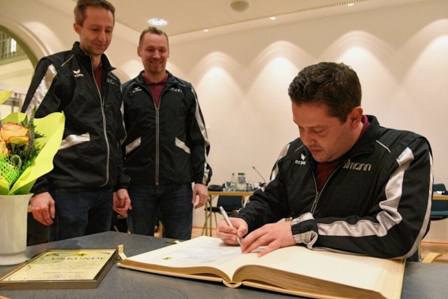 Sportschützen tragen sich ins Goldene Buch ein - Bürgerpreis für Thomas Lehniger - Von links:  Aaron Fläschendräger, Maik Maßalsky und Hans-Martin Leibnitz.