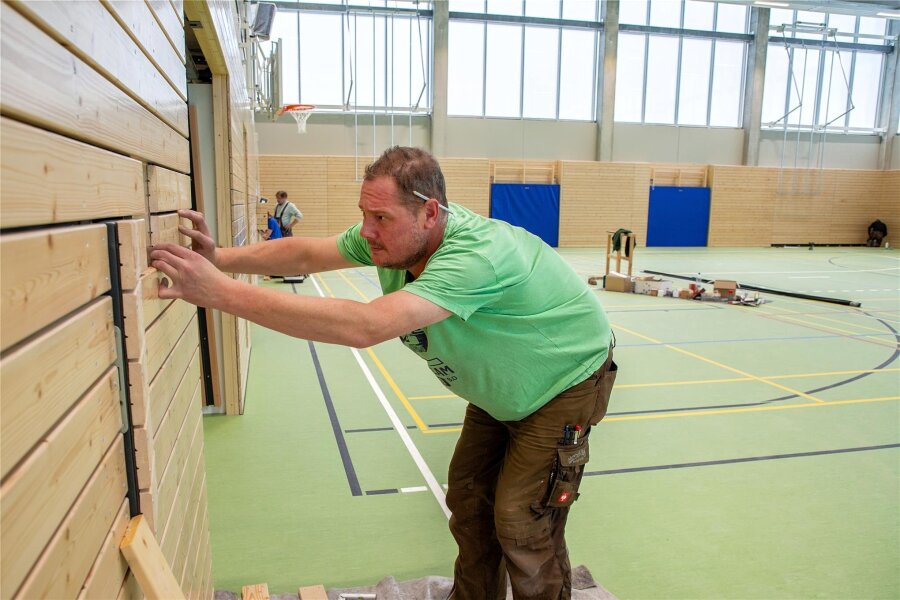 Sportunterricht in der neuen Halle von Niederwiesa: Termin steht fest - In Niederwiesa war Martin Hitzig von der Firma Braun mit letzten Arbeiten an der Prallwand beschäftigt.