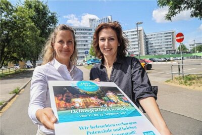 Spot an: Warum das neue Chemnitzer Lichterfestival ein Lichtblick ist - Linda Hüttner (l.) und Claudia Fischer gehören zu den Organisatorinnen des Lichtfestivals „Light our Vision“. Dabei soll der Blick auch auf Orte mit Entwicklungspotenzial wie den Platz hinter der Parteisäge im Hintergrund gerichtet werden.