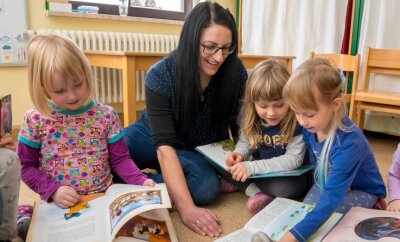 Sprachkita setzt auf Austausch - Tanja Skibbe lässt sich die Lieblingsbücher von fünf- bis sechsjährigen Kindern der Katzen-Gruppe zeigen. 