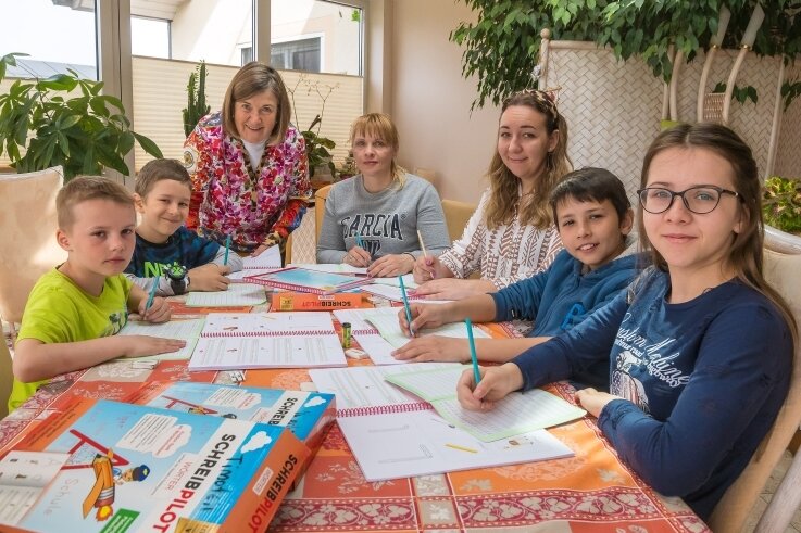 Ute Schreiter (3.v.l.) hat zwei Familien aus der Ukraine aufgenommen. Weil Sprachkurse rar sind, hilft sie ihnen beim Deutsch lernen. 