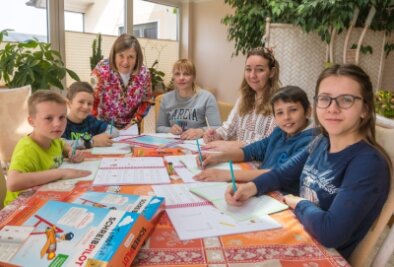 Sprachkurse scheitern an Lehrermangel - Ute Schreiter (3.v.l.) hat zwei Familien aus der Ukraine aufgenommen. Weil Sprachkurse rar sind, hilft sie ihnen beim Deutsch lernen. 
