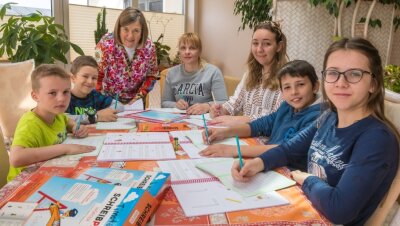 Sprachkurse scheitern an Lehrermangel - Ute Schreiter (3. v. l.) hat zwei Familien aus der Ukraine aufgenommen. Weil Sprachkurse rar sind, hilft sie ihnen beim Deutsch lernen. 