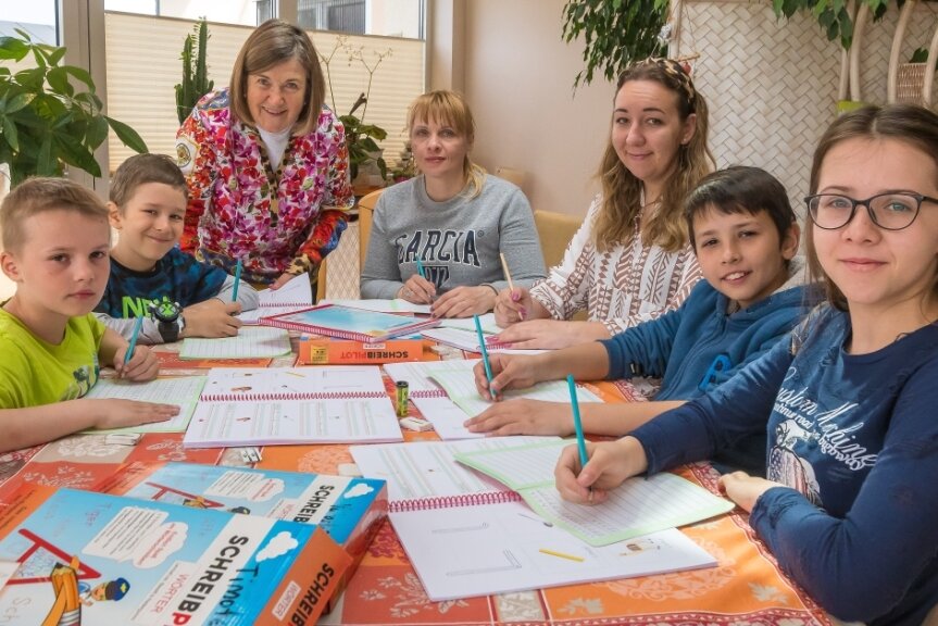 Sprachkurse scheitern an Lehrermangel - Ute Schreiter (3. v. l.) hat zwei Familien aus der Ukraine aufgenommen. Weil Sprachkurse rar sind, hilft sie ihnen beim Deutsch lernen. 
