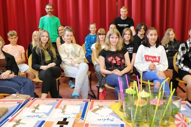 Sprachtalente messen ihr Können - Diese Mädchen und Jungen aus der Jenaplanschule in Markersbach beherrschen die tschechische Sprache am besten. Das haben sie auch ihren Lehrern Tomáš Vymzal (h. l.) und Ondrej Palán (h.) zu verdanken. 