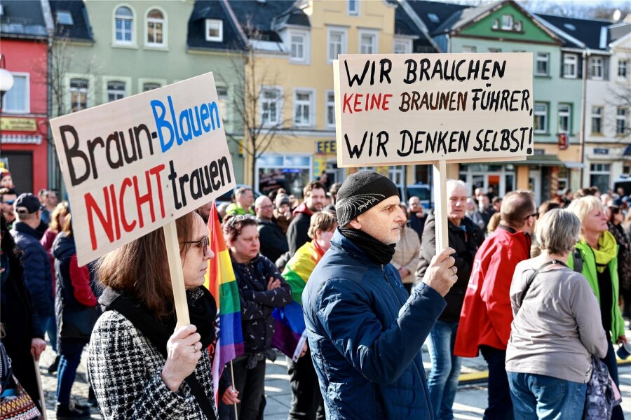 Sprengkörper-Wurf stört friedliche Demokratie-Demo in Auerbach - Eine Demokratie-Demo fand am Samstag erstmals auf dem Auerbacher Neumarkt statt.