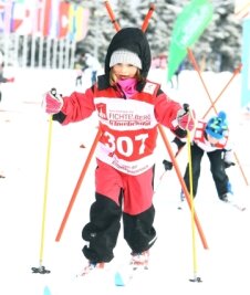 Springen und Laufen wie die Großen - Nicht zu halten: Janina Ulrich rennt beim Skilanglauf allen anderen davon. Die Siebenjährige beherrscht die klassische Technik bereits.