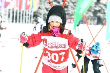 Springen und Laufen wie die Großen - Nicht zu halten: Janina Ulrich rennt beim Skilanglauf allen anderen davon. Die Siebenjährige beherrscht die klassische Technik bereits.