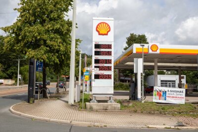 An dieser Shell-Tankstelle in Plauen wurde am Sonntag die 2-Euro-Marke für Super-Benzin geknackt
