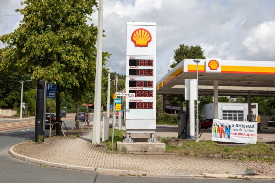 An dieser Shell-Tankstelle in Plauen wurde am Sonntag die 2-Euro-Marke für Super-Benzin geknackt