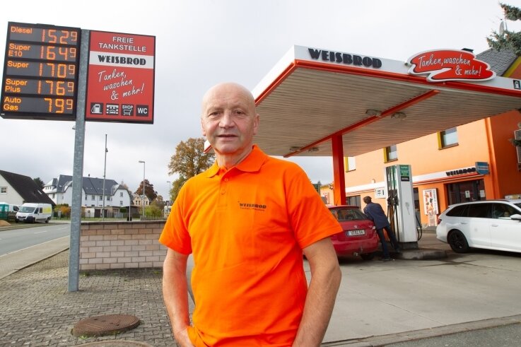 Spritkosten: Wie Tankstellen im Vogtland das Preis-Hoch erleben - Jens Weisbrod an seiner Tankstelle in Mühltroff