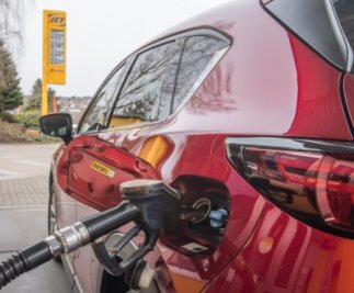 Spritpreis-Hoch bedroht Unternehmer im Erzgebirge - Starke Nerven brauchen Autofahrer an der Zapfsäule bei den hohen Kraftstoffpreisen. Für Unternehmen können die Mehrkosten die Existenz bedrohen. 