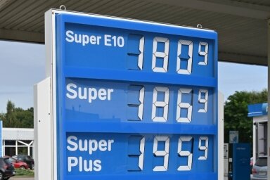 Am Mittwoch kostete zumindest der Liter Super an der Rochlitzer Aral-Tankstelle noch weniger als zwei Euro. 