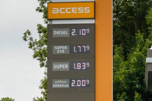 Spritpreise höher: Kunden tanken zuvor auch Kanister voll - Am Mittwoch kostete zumindest der Liter Super an der Access Tankstelle in Mittweida noch weniger als zwei Euro. 