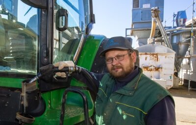 Spritpreise, Lieferengpässe, Krieg: Landwirte haben mächtig zu ackern - Georg Stiegler von der Waldenburger Agrar GmbH betankt seinen Traktor. Nicht das einzige Problem dieser Tage, das ihm zu schaffen macht.