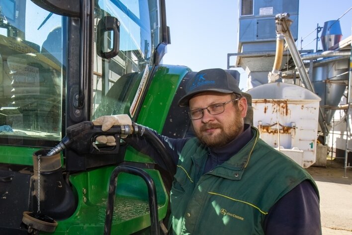 Georg Stiegler von der Waldenburger Agrar GmbH betankt seinen Traktor. Nicht das einzige Problem dieser Tage, das ihm zu schaffen macht.