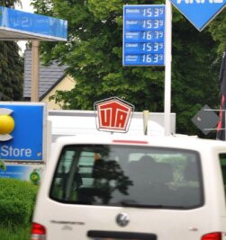 Spritsparer sind nicht der Renner - 
              <p class="artikelinhalt">Diese Preistafel von Donnerstag aus Freiberg hätte fast überall in Mittelsachsen hängen können: Benzin und Diesel teuer vereint.</p>
            