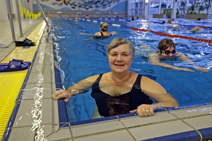 Spritziger Start in den Morgen: Warum das Frühschwimmen in Hohenstein-Ernstthal so beliebt ist - Katrin Küttner (58) aus der Nähe von Stollberg mag das frühe Schwimmangebot, bei dem man morgens eine Stunde lang im HOT-Badeland schwimmen kann.