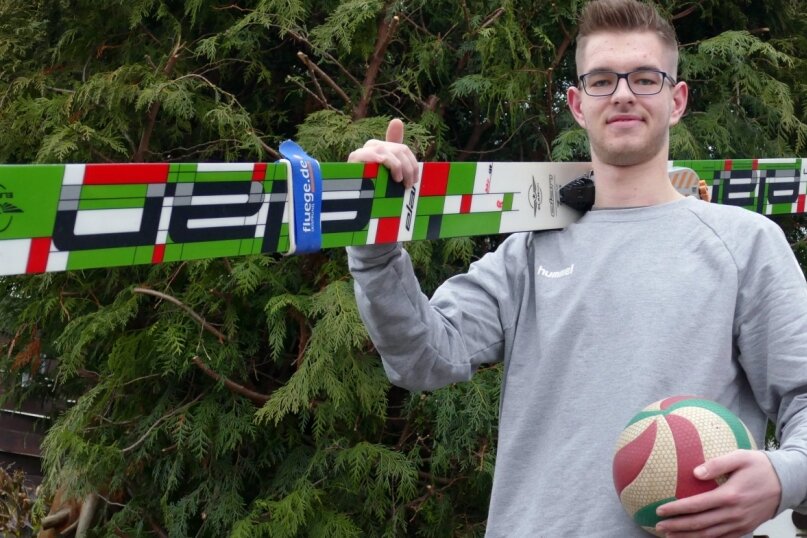 Sprungkraft zahlt sich nun am Netz aus - Seine Sprungski hat Nick Obendorf noch immer, doch den Fokus richtet der 18-jährige Borstendorfer nun auf den Volleyball. 