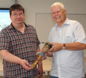 Spuk-Schlüssel für Sonderschau - Diese Woche übergab Olaf Schulze (rechts) den nachgestalteten Schlüssel an Michael Kreskowsky, freier Mitarbeiter der Rochsburg.