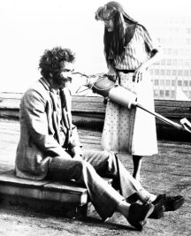 Szene aus "Spuk unterm Riesenrad" mit Katja Paryla als Hexe und Stefan Lisewski als Riese Otto. Die Serie lief sehr erfolgreich im DDR-TV. 