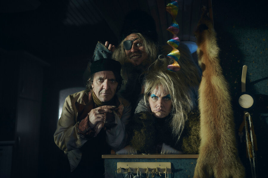 David Benennt (links) in der Rolle als ,,Rumpelstilzchen", Moritz Führmann  in der Rolle des ,,Riesen" und Anna Schudt als Hexe im neuen Kinofilm "Spuk unterm Riesenrad".