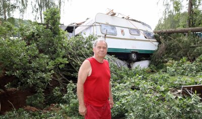 Spuren der Verwüstung nach Sturm in Westsachsen - Rolf Teicher aus Gera hatte bei der Windhose auf dem Campingplatz an der Koberbachtalsperre mehr Glück als sein Nachbar.