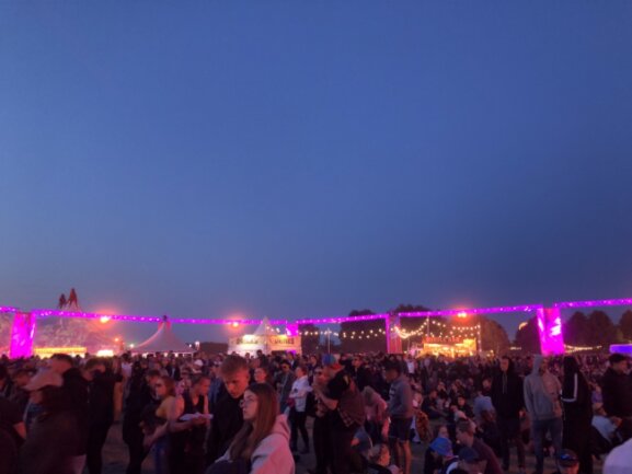 Ging die Sonne unter, gingen die Lichter an: Festivalidylle mit drei Seiten Wasser