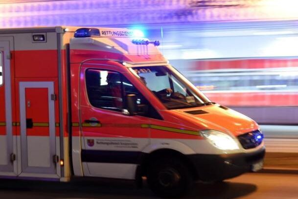 St. Egidien: 2-Jähriger bei Unfall schwer verletzt - Ein Zweijähriger ist am Freitag in St. Egidien von einem Auto erfasst und schwer verletzt worden.