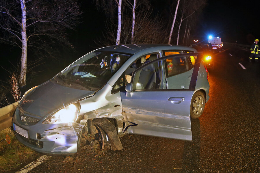St. Egidien: Autofahrerin bei Unfall schwer verletzt - Eine 37-jährige Honda-Fahrerin kam in St. Egidien ins Schleudern.