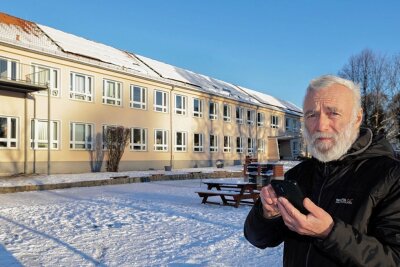 St. Egidien: Erstes Bürgersolarkraftwerk hat alle Hoffnungen erfüllt - Gerhard Sonntag vor der Solaranlage auf dem Dach der Achatschule: Selbst halb zugeschneit produziert sie noch Strom. 